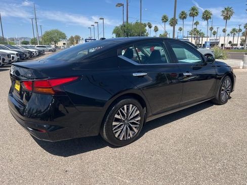 Used 2024 Nissan Altima 2.5 SV FWD image 3