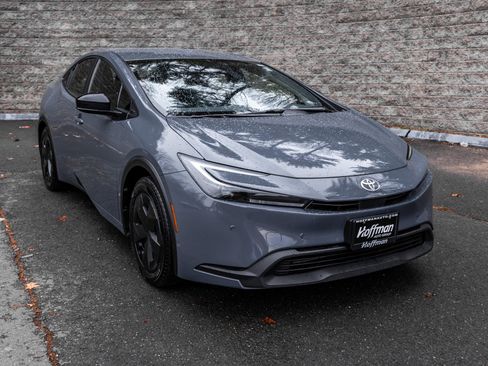 Used 2025 Toyota Prius LE image 2