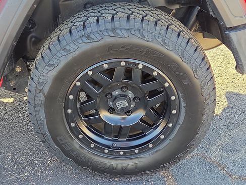 Used 2018 Jeep Wrangler Unlimited Sport AWD/4WD image 8