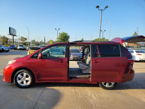 Used 2018 Toyota Sienna LE w/ Carpet Mat Package FWD image 21