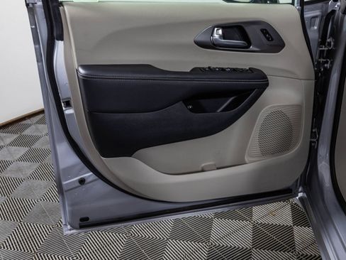 Used 2024 Chrysler Pacifica Limited FWD image 36