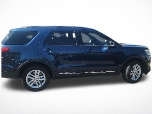 Used 2017 Ford Explorer XLT FWD image 5