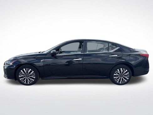 Used 2025 Nissan Altima 2.5 SV FWD image 11