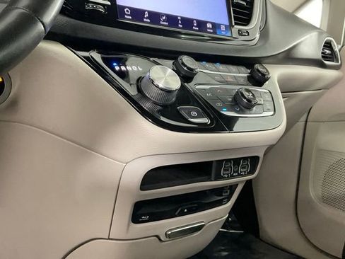 Used 2022 Chrysler Pacifica Touring-L w/ Uconnect Theater Family Group image 13