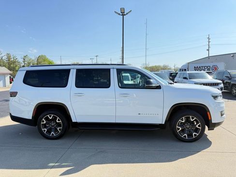 Used 2024 Jeep Wagoneer L Series III w/ Flexible Seating Group AWD/4WD image 8