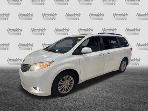 Used 2017 Toyota Sienna XLE FWD image 3