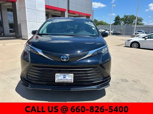 Used 2025 Toyota Sienna LE AWD/4WD image 3