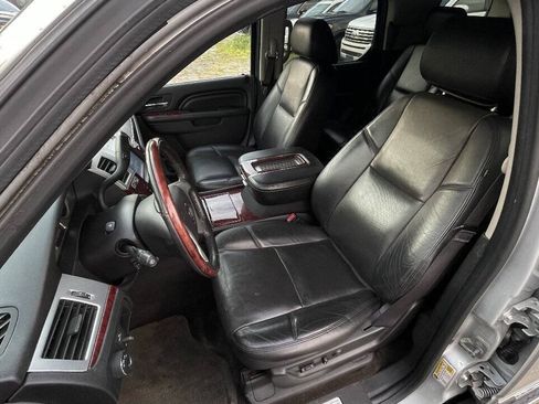 Used 2013 Cadillac Escalade Luxury AWD/4WD image 19