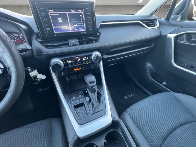 Used 2021 Toyota RAV4 LE FWD image 3