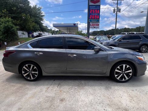 Used 2017 Nissan Altima 2.5 SR w/ LED Appearance Package image 7