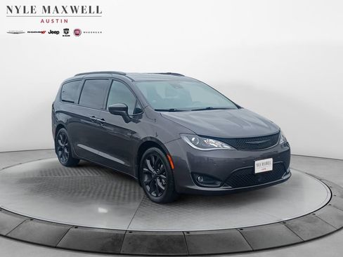 Used 2019 Chrysler Pacifica Touring Plus w/ Advanced Safetytec Group FWD image 2