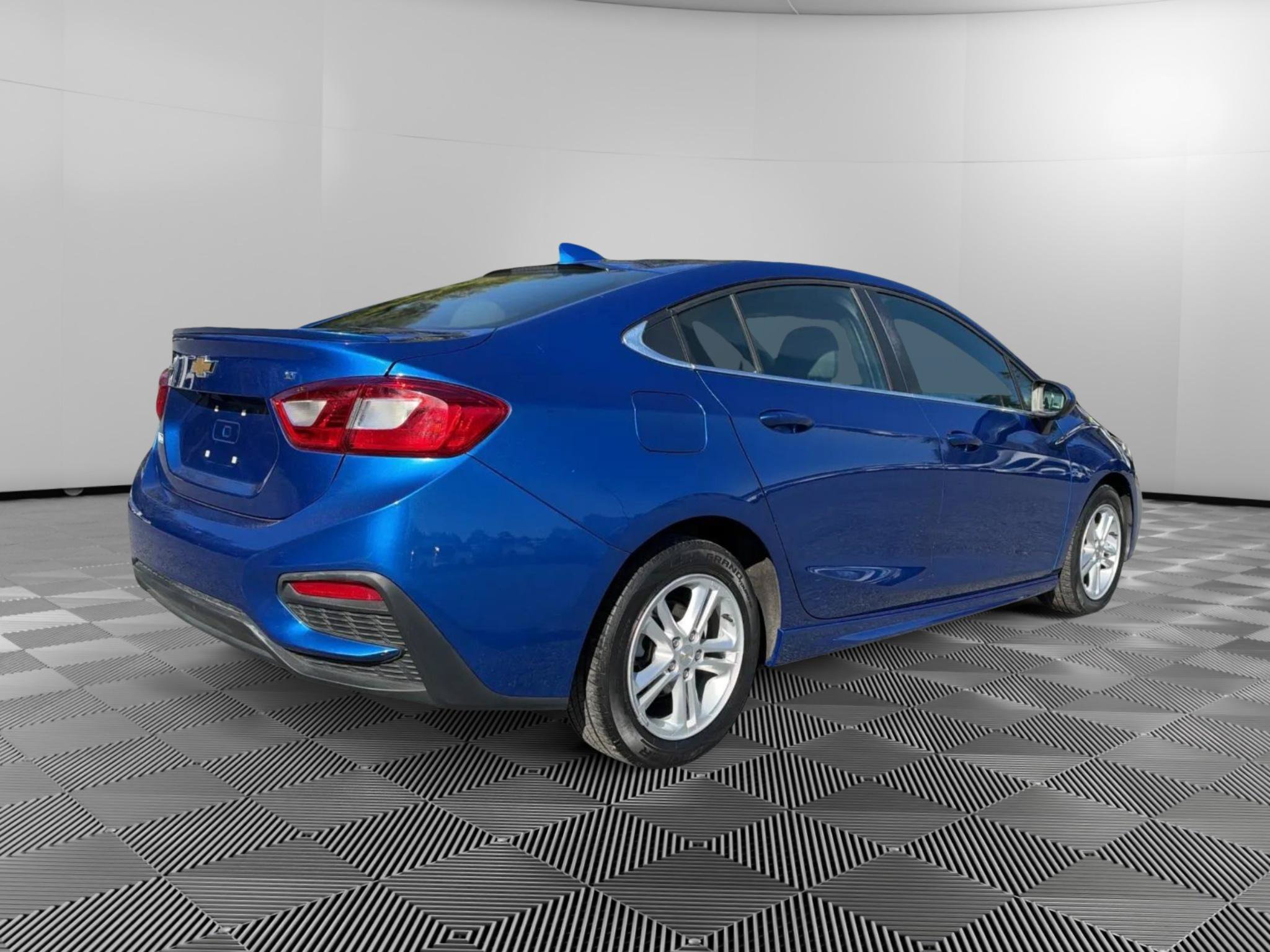 Used 2018 Chevrolet Cruze LT w/ RS Package FWD image 4
