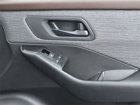 Used 2023 Nissan Rogue S image 33