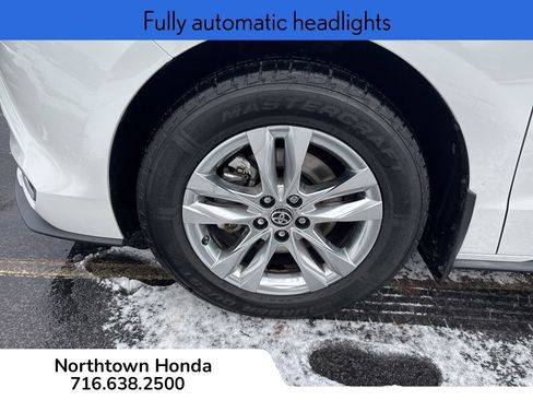 Used 2024 Toyota Sienna Limited image 11