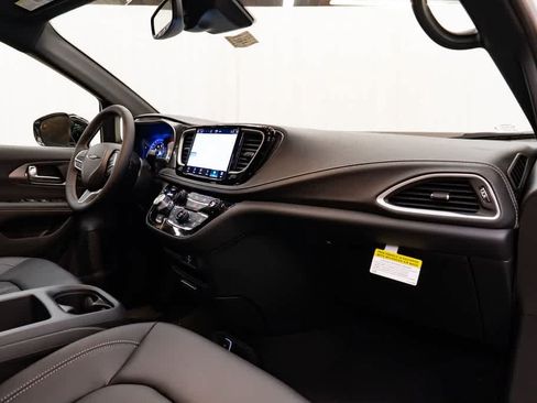 New 2026 Chrysler Pacifica Select AWD/4WD image 28