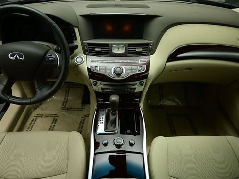 Used 2017 INFINITI Q70 3.7 image 6