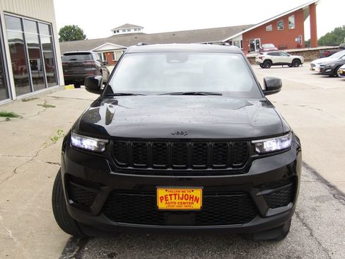 Used 2025 Jeep Grand Cherokee Altitude AWD/4WD image 13
