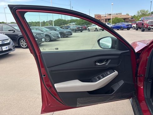 Certified 2025 Honda Accord SE image 9