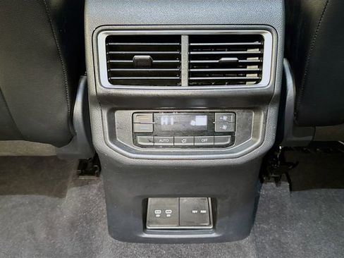 Used 2025 Volkswagen Atlas SE FWD image 21