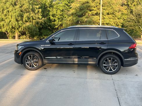 Certified 2022 Volkswagen Tiguan SE FWD image 6