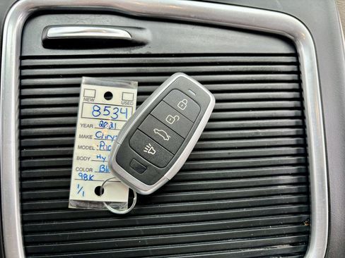 Used 2021 Chrysler Pacifica Touring-L image 21