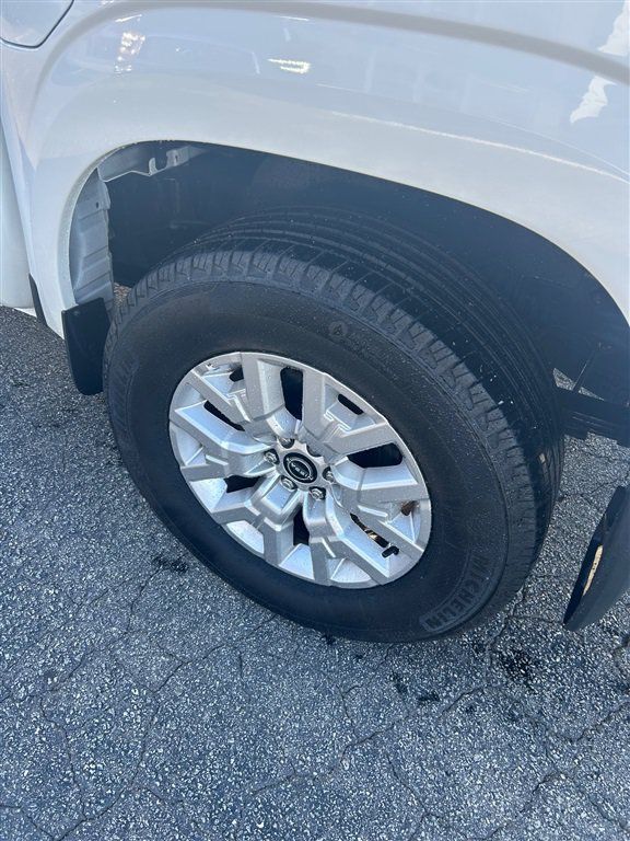 Used 2024 Nissan Frontier SV w/ SV Convenience Package RWD image 5