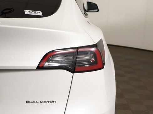 Used 2022 Tesla Model Y Long Range image 17