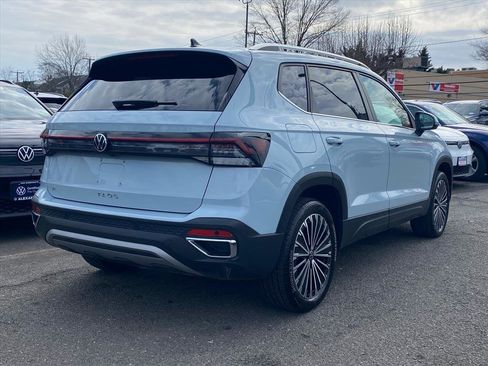 Certified 2025 Volkswagen Taos SE w/ Panoramic Sunroof Package image 3