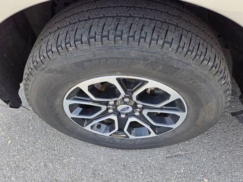 Used 2024 Ford Expedition Max XLT image 5