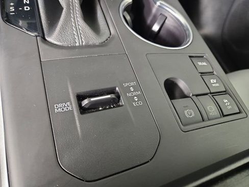 Used 2024 Toyota Highlander XLE AWD/4WD image 29
