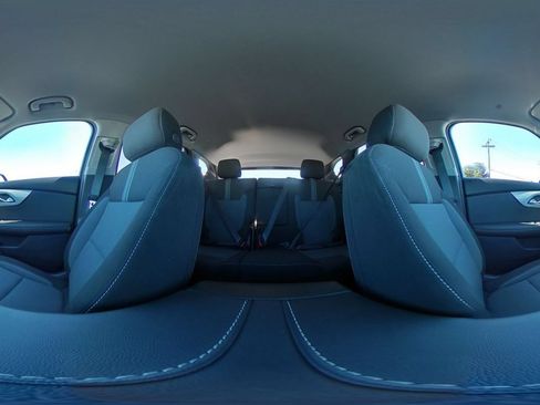 Used 2025 Chevrolet Blazer LT FWD image 44