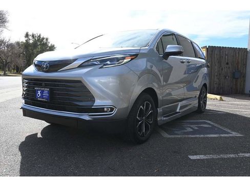New 2025 Toyota Sienna Platinum image 10