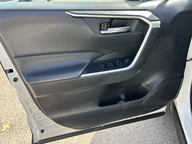 Used 2022 Toyota RAV4 XLE AWD/4WD image 17