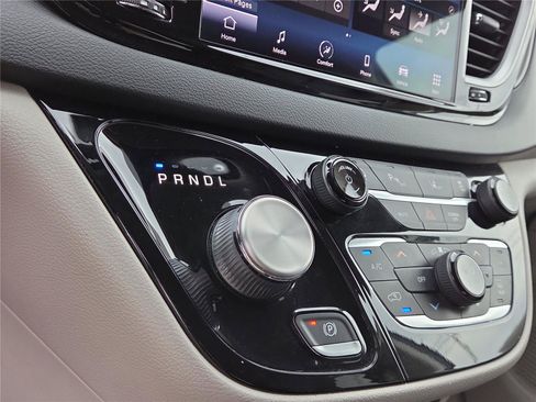 Used 2023 Chrysler Pacifica Touring-L FWD image 9