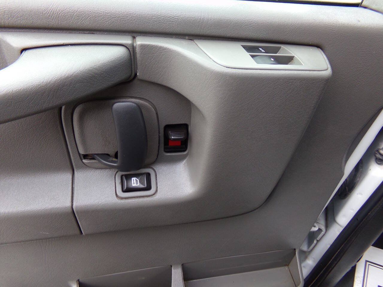 Used 2015 Chevrolet Express 2500 RWD image 40