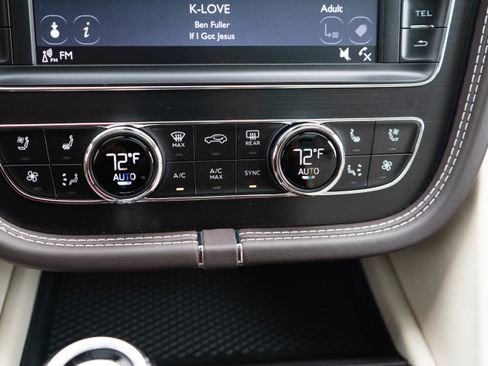 Used 2017 Bentley Bentayga image 23