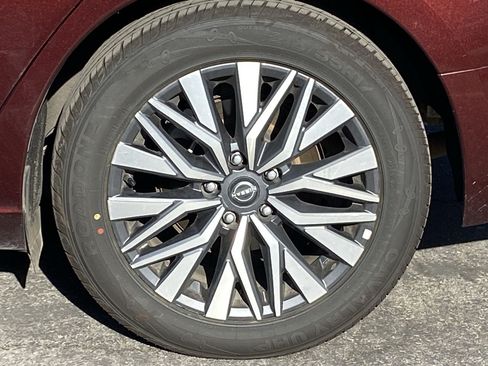Certified 2025 Nissan Altima 2.5 SV FWD image 6