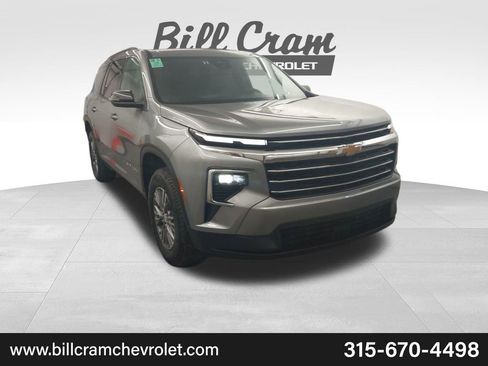 Used 2025 Chevrolet Traverse LT image 1