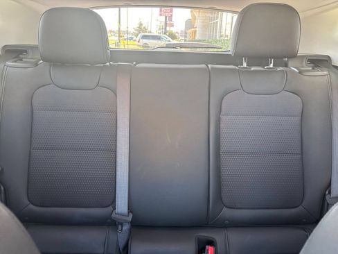 Used 2025 Chevrolet Trax LT FWD image 36