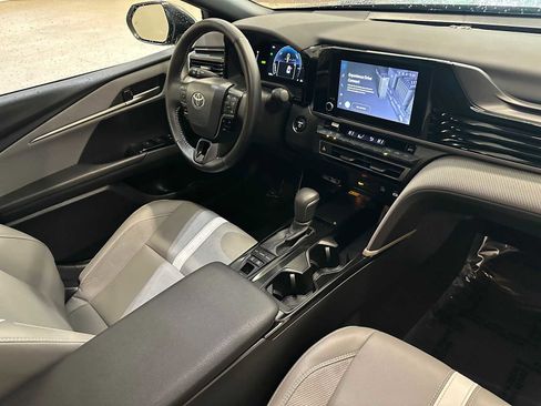 Used 2025 Toyota Camry SE image 29