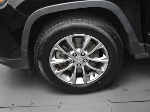 Used 2019 Jeep Cherokee Latitude Plus image 32