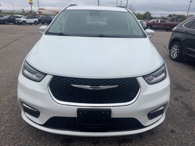 Used 2022 Chrysler Pacifica Touring-L FWD image 2