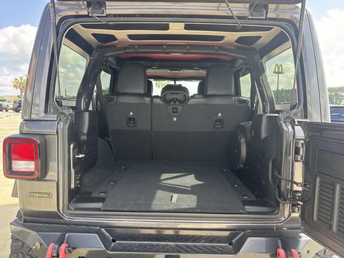 Used 2021 Jeep Wrangler Unlimited Rubicon w/ Cold Weather Group AWD/4WD image 8