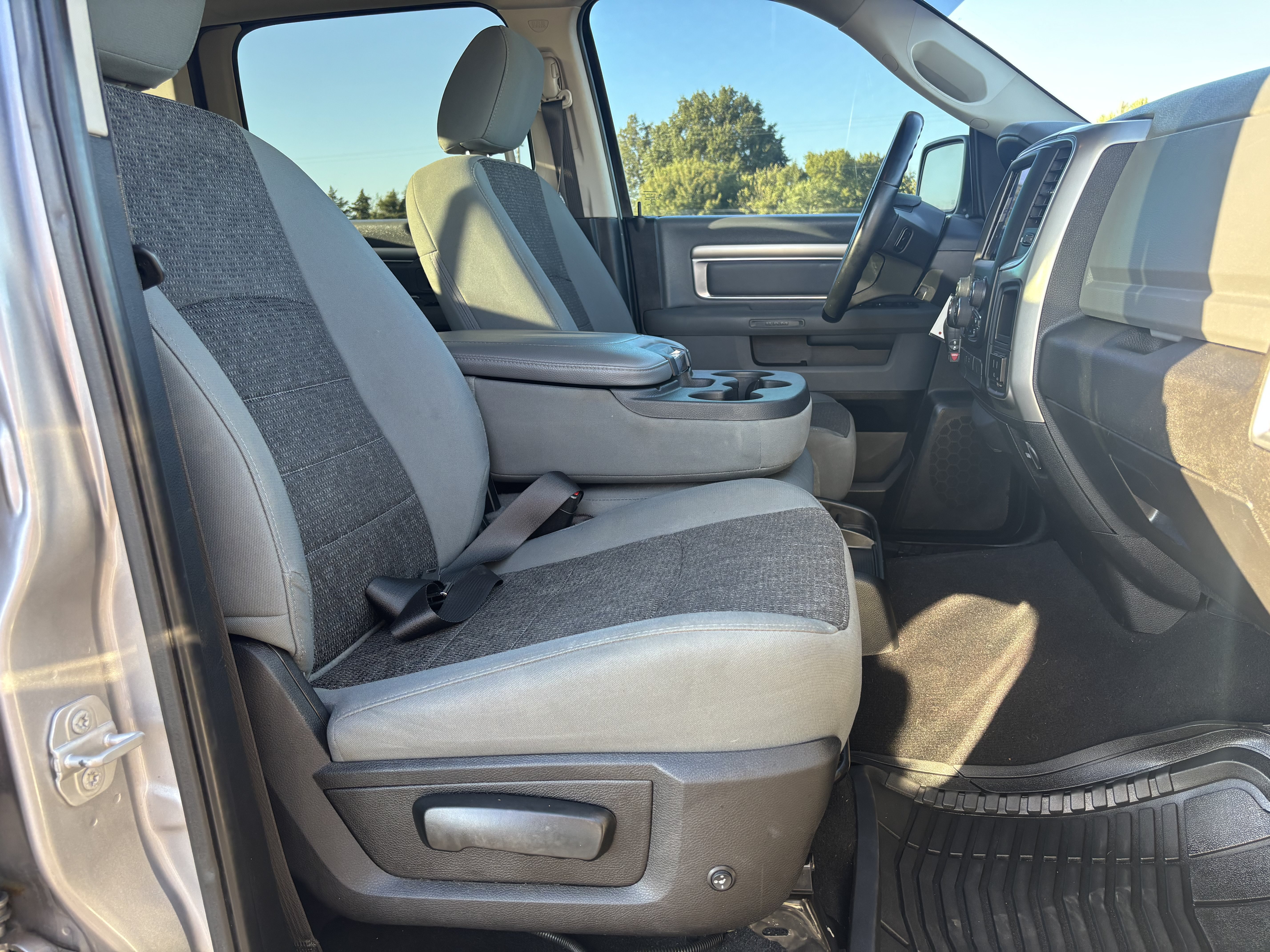 Used 2019 RAM 1500 Classic SLT w/ Luxury Group AWD/4WD image 28