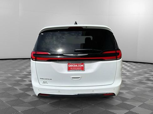 Used 2025 Chrysler Pacifica Select FWD image 5