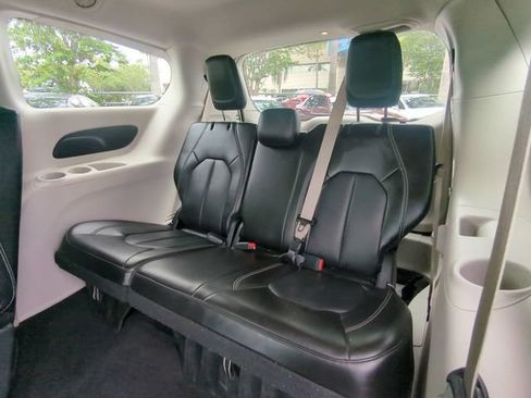 Used 2023 Chrysler Pacifica Touring-L FWD image 16