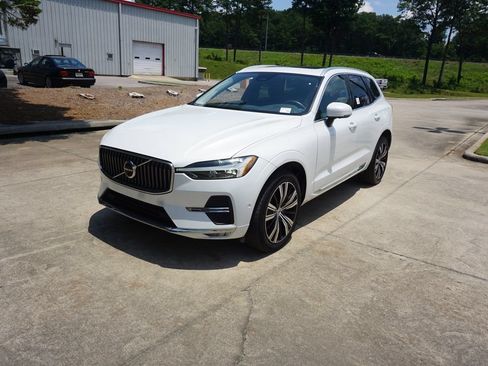 Used 2023 Volvo XC60 B5 Plus FWD image 23