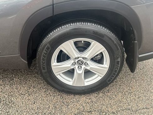 Used 2022 Toyota Highlander LE image 42