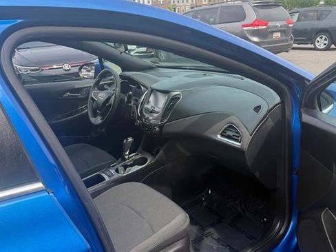 Used 2017 Chevrolet Cruze LT w/ Convenience Package image 8