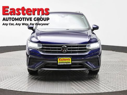 Used 2022 Volkswagen Tiguan SE w/ Panoramic Sunroof Package AWD/4WD image 2